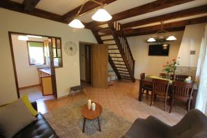 una sala de estar con un sofá y una mesa en Holiday Home Blaževci, en Blaževci