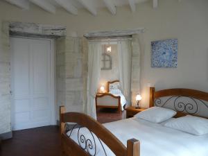 1 dormitorio con 2 camas y 1 dormitorio con espejo en Château de la Comtesse, en Saint-Martin-Petit