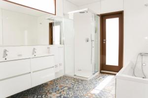 Ένα μπάνιο στο BO - Álvares Cabral GuestHouse