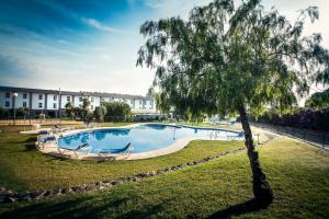 Bazén v ubytování Gran Hotel Ciudad Del Sur nebo v jeho okolí