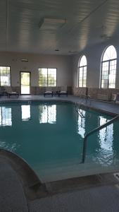 Swimmingpoolen hos eller tæt på Quality Inn & Suites