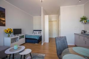 mały salon z łóżkiem i stołem w obiekcie Proseco Apartments -Self check-in- w mieście Opole