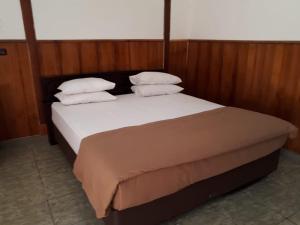 毛梅雷Hotel Wailiti的卧室里有一张床，床单和枕头都是白色的 更多31张照片