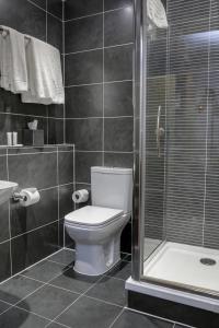 
A bathroom at Best Western Plus Oxford Linton Lodge
