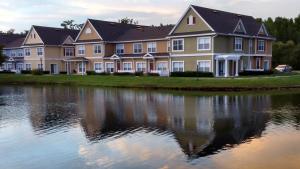 un gran edificio junto a una masa de agua en Orlando House, en Kissimmee