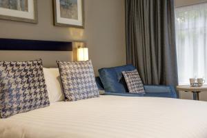 
A bed or beds in a room at Best Western Plus Oxford Linton Lodge
