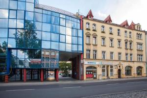 szklany budynek po stronie ulicy miejskiej w obiekcie Proseco Apartments -Self check-in- w mieście Opole