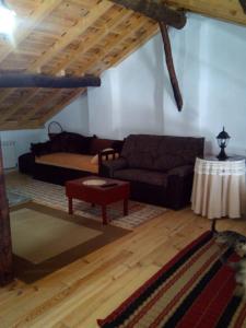 salon z kanapą i stołem w obiekcie Hansel y Gretel w mieście Pedrosa del Rey