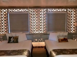 Una cama o camas en una habitación de Lake View Suites