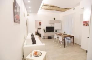 Una sala de estar con una mesa y un comedor. en LATERANO 250 - COLOSSEO, en Roma