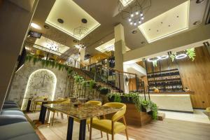 un restaurant avec une table, des chaises et un escalier dans l'établissement Hotel Union, à Podgorica