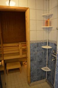 Salle de bains dans l'établissement Luntinmäen omakotitalo