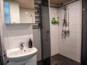 Koupelna v ubytování Paasi & Kivi Apartments