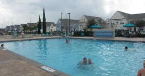 un grupo de personas nadando en una piscina en Orlando House, en Kissimmee