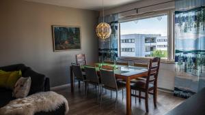 ロヴァニエミにあるPaasi & Kivi Apartmentsのダイニングルーム(テーブル、椅子、窓付)