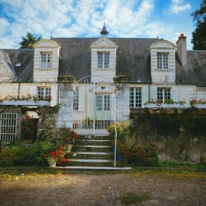 una vieja casa de piedra con escaleras delante en Bed & Breakfast - La closerie de la Fuye en Ballan-Miré