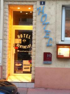 una señal de hotel en el lateral de un edificio en Hotel Berthelot en Tours
