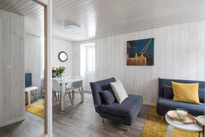 ein Wohnzimmer mit einem blauen Sofa und einem Tisch in der Unterkunft Le Hublot by Cocoonr in Saint-Malo