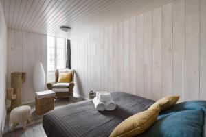 ein Schlafzimmer mit einem Bett und einem Handtuch darauf in der Unterkunft Le Hublot by Cocoonr in Saint-Malo