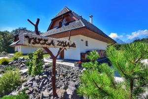 um sinal em frente a uma pequena casa em Villa Zoja High Tatras em Stará Lesná