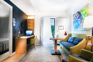 Televízia a/alebo spoločenská miestnosť v ubytovaní Comfort studios in Kolonaki