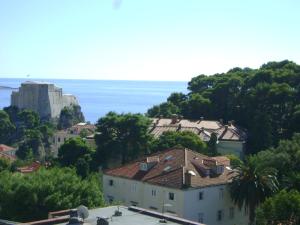 vistas a una ciudad con un castillo y el océano en Guest House Marijana, en Dubrovnik