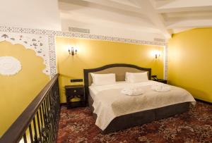 Postel nebo postele na pokoji v ubytování Tsunami Spa Hotel