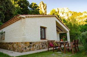 a table and chairs in front of a building at Casas Rurales Mirador del Mundo in Yeste
