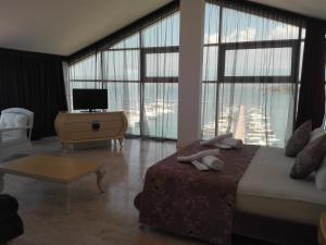 - une chambre avec un lit et une grande fenêtre dans l'établissement Egesu Marina Guest House, à Gulluk