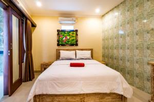 Postel nebo postele na pokoji v ubytování Dicky Guest House Batu Bolong