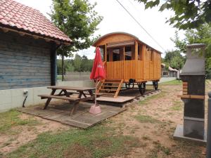 Budova, v ktorej sa kemping nachádza
