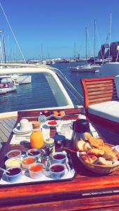 una bandeja de comida en una mesa en un barco en Yacht Deauville, en Deauville