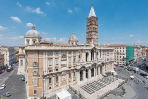 ローマにあるSanta Maria Maggiore Houseの時計塔のある古い建物
