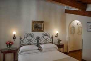 Łóżko lub łóżka w pokoju w obiekcie Hotel Mulino di Firenze - WorldHotels Crafted