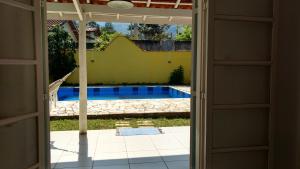 eine Tür, die durch einen Hof zu einem Pool führt in der Unterkunft Casa da Yolanda - Hospedaria in São Francisco Xavier