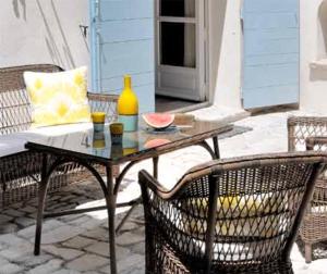 a patio with a table and chairs on a patio at Mas du Perthus in Cassis