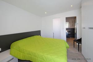 エンプリアブラバにあるLV03のベッドルーム1室(ベッドに緑色の掛け布団付)