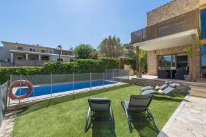 un patio con sillas y una piscina en Picara, en Mancor del Valle