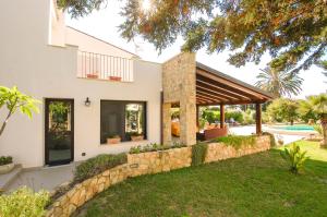 Bazén v ubytovaní Villa Deluxe alebo v jeho blízkosti