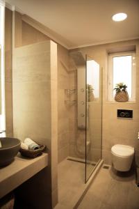 Un baño con ducha, inodoro y lavabo. en Traditional Thiseio Home, en Atenas 24 fotos más