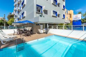 Bazén v ubytování Hotel Costamar Ponta Verde nebo v jeho okolí
