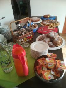 einen Tisch mit Speisen und Gebäck in der Unterkunft Le Terre Di Bac in Borgo Montenero