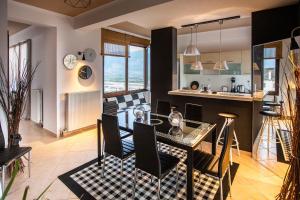 uma cozinha e sala de estar com mesa e cadeiras em Villa Deluxe Sight em Ioannina