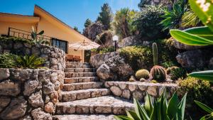 eine Steintreppe, die zu einem Haus mit Kaktus führt in der Unterkunft Villa Zabbara Capo Zafferano in Bagheria