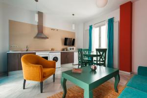 ein Wohnzimmer mit einem Couchtisch und einer Küche in der Unterkunft Singular Pilatos in Sevilla