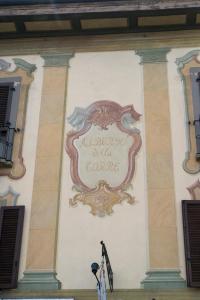 een bord aan de zijkant van een gebouw bij Albergo Ristorante Della Torre in Trescore Balneario