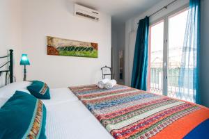 Un dormitorio con una cama con una colcha encima en Singular Pilatos, en Sevilla