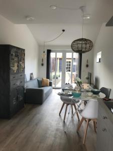 a living room with a table and a couch at Logies Zen & Zilt Veere in Veere