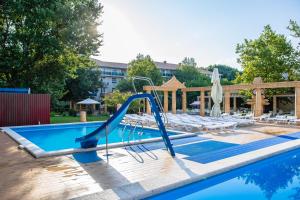 Olimp Resort Hotel All Inclusive في أنابا: مسبح بزحليقة في منتجع