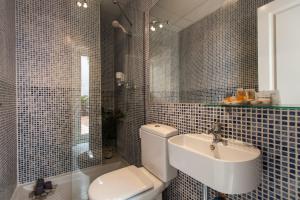 un baño con inodoro y lavabo en Singular Pilatos, en Sevilla 37 fotos más
